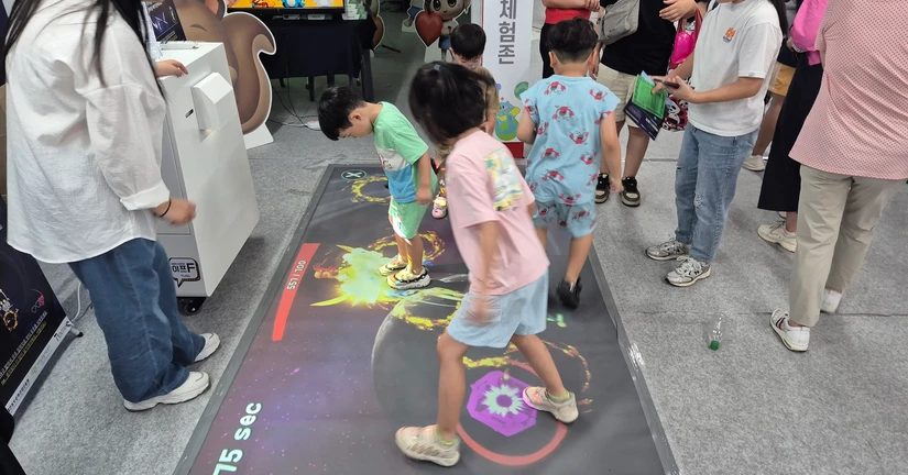 이프-F(바닥 인터랙티브 키오스크)